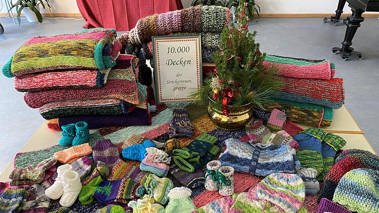 Unter den Stricksachen ist die 10.000. Decke aus Heroldsbach dabei. Foto: Gemeinde Heroldsbach