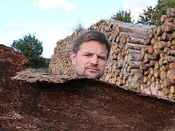 Förster Matthias Wallrapp zeigte den Stadträten nicht nur Fraßgänge und lebende  Borkenkäfer, sondern auch Hoffnungsträger wie junge Tannen und Buchen. Foto: Ralf Ruppert
