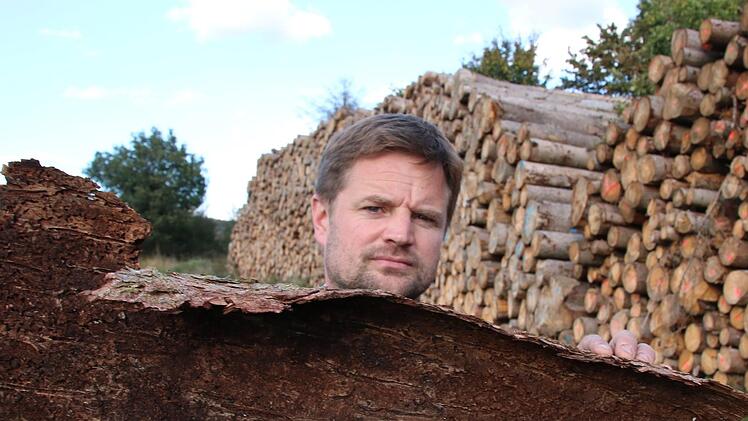 Förster Matthias Wallrapp zeigte den Stadträten nicht nur Fraßgänge und lebende  Borkenkäfer, sondern auch Hoffnungsträger wie junge Tannen und Buchen. Foto: Ralf Ruppert