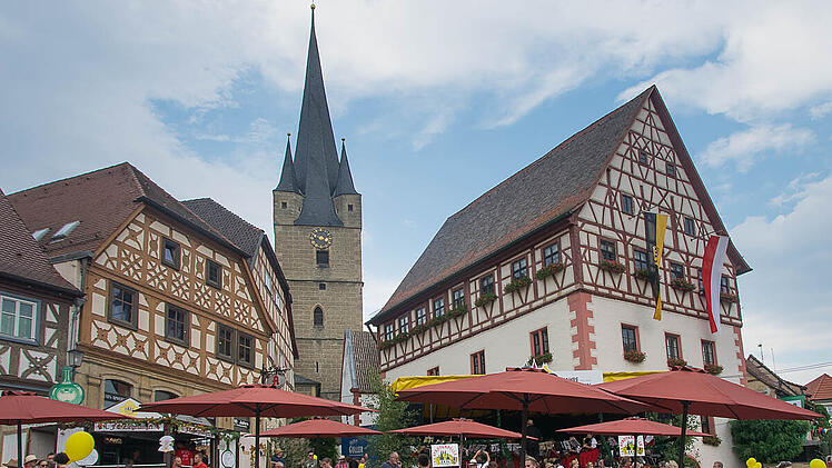 Schauplatz des Weinfestes ist die Zeiler Altstadt mit ihrem sehenswerten Marktplatz.