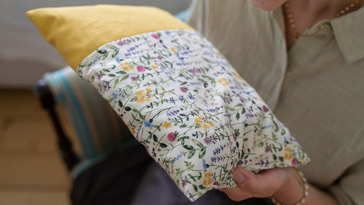 Das Duftkissen mit Kr&auml;utern entfaltet eine nat&uuml;rliche, wohltuende Wirkung. Die liebevolle Handarbeit und die hochwertigen Zutaten sorgen f&uuml;r ein angenehmes Ambiente und unterst&uuml;tzen Entspannung und Wohlbefinden.