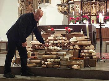 Mesner Georg Wluka legte vor dem Altar die Kerzen bereit, die geweiht werden sollten. Foto: Manfred Welker