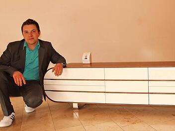 Der frisch gebackene Schreinermeister Andy Schnapp aus Sand mit seinem TV- Board aus amerikanischem Nussbaum. Foto: Günther Geiling