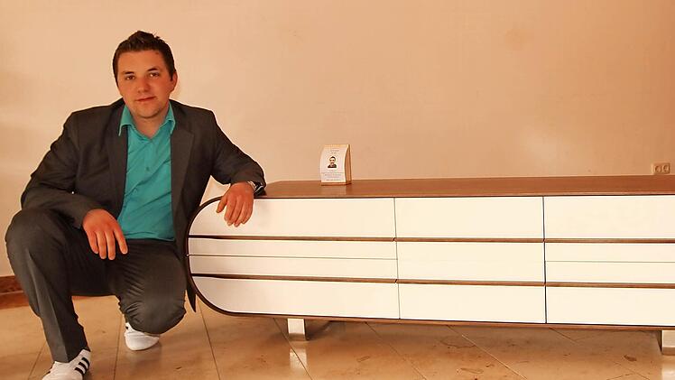 Der frisch gebackene Schreinermeister Andy Schnapp aus Sand mit seinem TV- Board aus amerikanischem Nussbaum. Foto: Günther Geiling