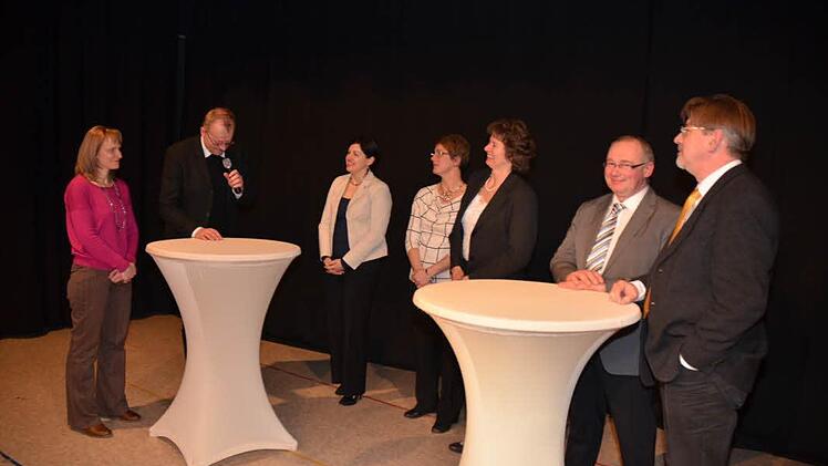 In einer charmant, lockeren Talkrunde befassten sie sich mit dem Bild der Bäuerin in unserer Zeit. Von links Claudia Limmer, Regionaldekan Thomas Teuchgräber, Angela Hofmann (2. Bürgermeisterin Kronach), Marina Herr (stellvertretende Kreisbäuerin), Kreisbäuerin Rosa Zehnter, BBV-Kreisobmann Erwin Schwarz und Guido Winter (LLWD AELF, Kulmbach).