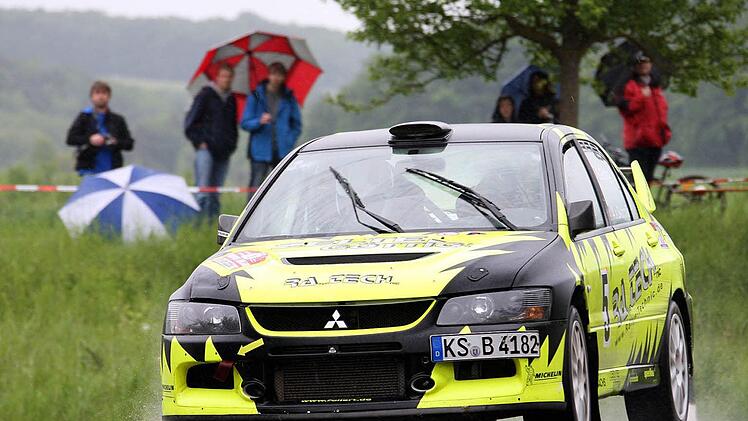 Für Stefan Göttig und Co. Andreas von Skopnik kam der Regen zu spät. Sonst hätte das Team im allradgetriebenen Mitsubishi Lancer Evo 9 die Rallye vermutlich als Gesamtsieger und nicht als Zweitplatzierte beendet.