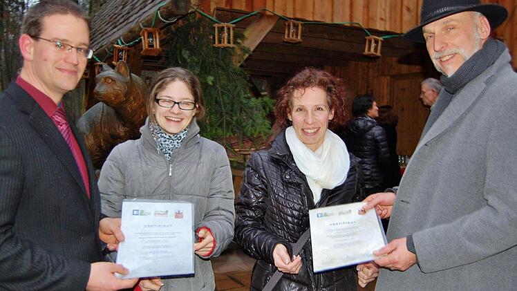 Uni-Fachbereichleiter Thomas Heyne (links) und Oberbürgermeister Kay Blankenburg überreichen die ersten Weiterbildungszertifikate an Lehramtsstudentin Christina Steyer (Zweite von links) und Biologie-Lehrerin Tanja Schaeffer  Foto: Sigismund von Dobschütz