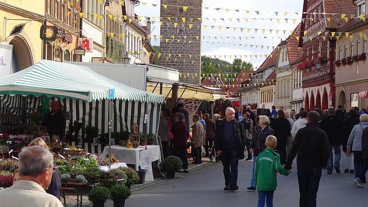 Der Kirchweihmarkt in Ebern zog Besucher, aber nicht unbedingt Aussteller an. Zum Schauen und Genießen hatte aber sichtlich trotzdem jeder etwas.
