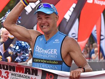 Riesig freute sich Andreas Dreitz, als er in Wiesbaden als Sieger der Europameisterschaft auf der Ironman-Halbdistanz 70.3 ins Ziel lief.  Foto: Imago