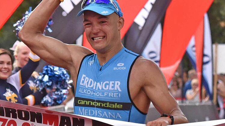 Riesig freute sich Andreas Dreitz, als er in Wiesbaden als Sieger der Europameisterschaft auf der Ironman-Halbdistanz 70.3 ins Ziel lief.  Foto: Imago