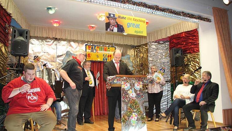 Natürlich war der 60. Geburtstag von Landrat Söllner Thema bei den Faschingsfreunden. Foto: Jürgen Gärtner