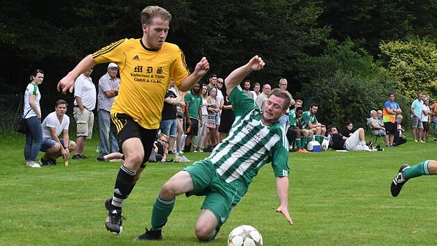 Angeführt von Sebastian Gah (links) kam der FC Thulba II/Frankenbrunn zu einem ungefährdeten Erfolg über den FC Hammelburg um Dennis Schmidt, der am Freitag echte Wetterkapriolen erlebt hatte. Foto: Hopf