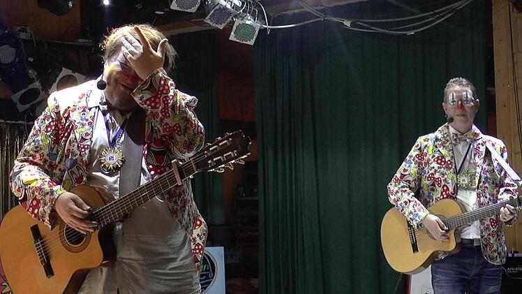 "Kosi" Kosmas Fischer (links) und Mathias Berwind begeisterten mit viel Wortwitz und musikalischen Einlagen das Publikum.