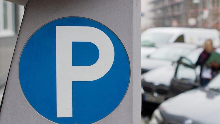 Wo kann man beim Annafest das Auto abstellen? Und wie können Gäste anreisen, die mit den öffentlichen Verkehrsmitteln fahren möchten? Foto: Julian Stratenschulte/dpa