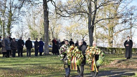 Gemeinsam mit Vertretern des VdK und des Kriegervereins legte Bürgermeister Claus Bittenbrünn (in der Mitte) zum Ende der Gedenkfeier am Ehrenmal Kränze nieder. Foto: Gerold Snater
