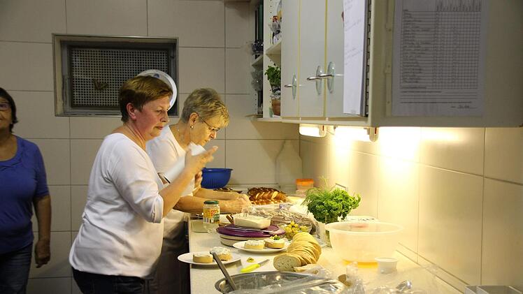 Die ehrenamtlichen Helfer der verschiedenen Ortsvereine versorgen die Besucher vor, während und nach der Vorstellung mit belegten Broten, Pizza, Bratwürsten, Getränken und vielem mehr. "Wir helfen gern, wo auch immer wir können",   sagt einer der Unterstützer.Marieke Fiala