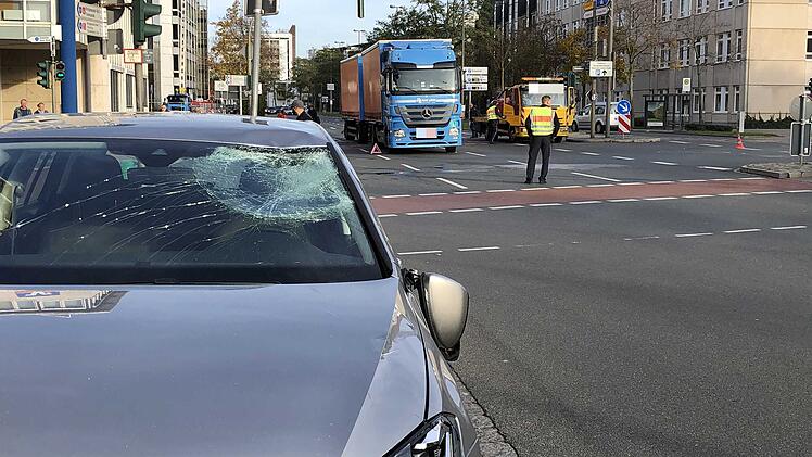 Der Unfall hat sich auf einer Kreuzung in Erlangen ereignet.