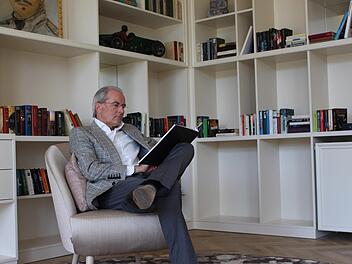 Der Geschäftsführer der Limes Schlossklinik Fürstenhof, Gert Frank, in der Lobby der Privatklinik im Staatsbad Brückenau. Foto: Julia Raab