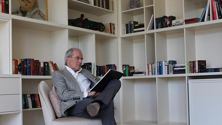 Der Geschäftsführer der Limes Schlossklinik Fürstenhof, Gert Frank, in der Lobby der Privatklinik im Staatsbad Brückenau. Foto: Julia Raab