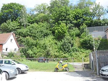 Am Krahenberg wird in der Baulücke eine Anlage mit vier Wohneinheiten entstehen. Sie soll zur Verschönerung des innerstädtischen Bereiches in der Verlängerung der Schwedenstraße beitragen.  Foto: Karl-Heinz Hofmann