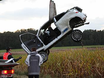 Auto kommt von Stra&szlig;e ab und landet in Maisfeld: Fahrer t&ouml;dlich verletzt