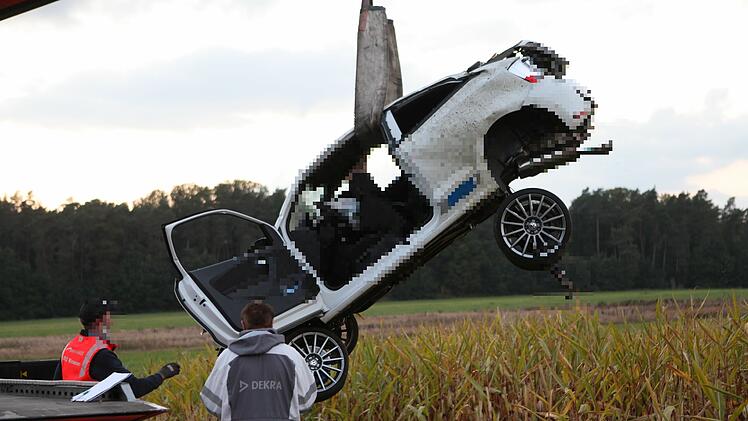 Auto kommt von Stra&szlig;e ab und landet in Maisfeld: Fahrer t&ouml;dlich verletzt