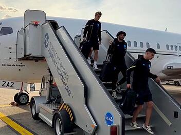 Flughafen Nürnberg: Fußball-Stars landen vor Spiel gegen FCN am Airport - "Rekordpokalsieger"
