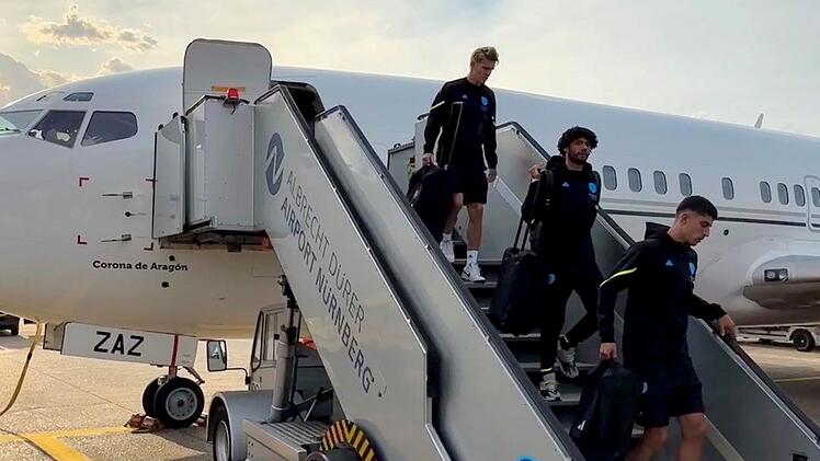 Flughafen Nürnberg: Fußball-Stars landen vor Spiel gegen FCN am Airport - "Rekordpokalsieger"