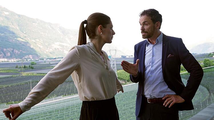 Die Unternehmerin Valentina Bastoni (Katharina Nesytowa) und der Freimaurer Massimo Lenzini (Anian Zollner) stecken unter einer Decke.