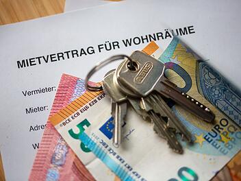 Mietvertrag, Geldscheine und Hausschl&uuml;ssel auf einem Tisch