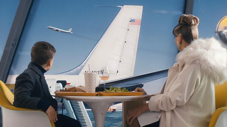 Jeff (Clark Shotwell) und seine Mutter (Kelly Eviston-Quinnett) warten in einem Terminal auf ihren Anschlussflug.