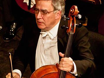 Ralph Braun ist als Cellist Konzertmeister im Philharmonischen Orchester des Landestheaters. Fotos: Jochen Berger