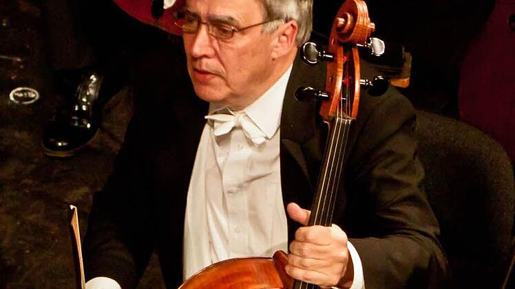 Ralph Braun ist als Cellist Konzertmeister im Philharmonischen Orchester des Landestheaters. Fotos: Jochen Berger