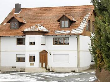 Versteckt hinter einer Nadelbaum-Schonung liegt das Wohnhaus, das schon Anfang Oktober versteigert wurde und aktuell noch von zwei Parteien bewohnt wird: Dem früheren Eigentümer, Bürgermeister Karlheinz Denninger, und der Eigentümerin, die am Amtsgericht Bamberg den Zuschlag erhalten hat. Dies hat das Landgericht Bamberg nunmehr zum zweiten Mal bestätigt. Foto: Ralf Kestel