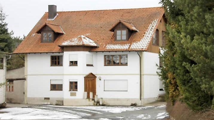 Versteckt hinter einer Nadelbaum-Schonung liegt das Wohnhaus, das schon Anfang Oktober versteigert wurde und aktuell noch von zwei Parteien bewohnt wird: Dem früheren Eigentümer, Bürgermeister Karlheinz Denninger, und der Eigentümerin, die am Amtsgericht Bamberg den Zuschlag erhalten hat. Dies hat das Landgericht Bamberg nunmehr zum zweiten Mal bestätigt. Foto: Ralf Kestel