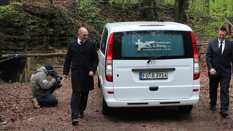 Bestatter Anthony Brunner und sein Helfer Theo Dietz haben ihren großen Auftritt im Frankenkrimi.