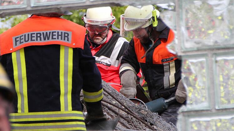 Trotz intensiver Bemühungen konnte der Notarzt den Baggerfahrer nicht mehr retten. Fotos: Ulrike Müller