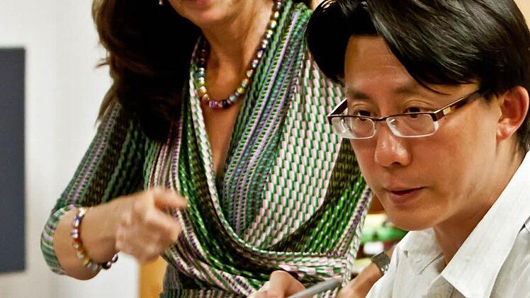 Dirigenten beim Meiningsaustausch: Antoinetta Bafas und Daxi Pan.