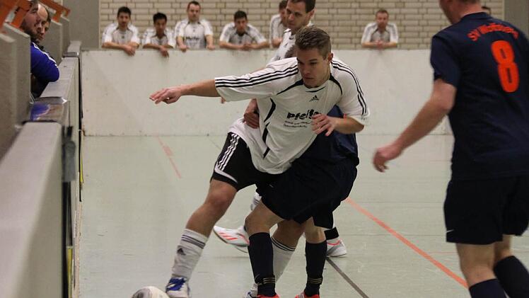 FC Stöckach (weiß) gegen SV Wolfsberg (blau).