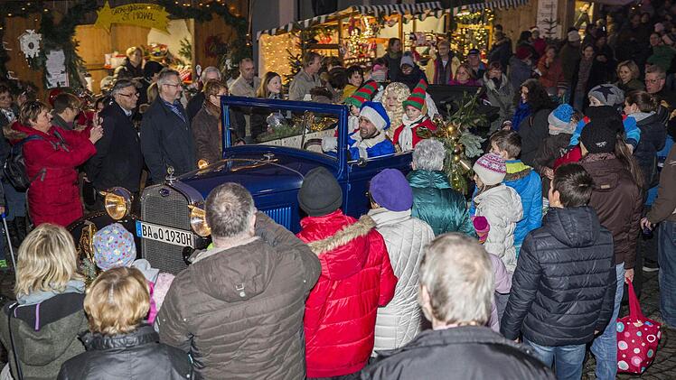Mit einem Oldtimer wurde das Christkind zum Marktplatz gebracht.
