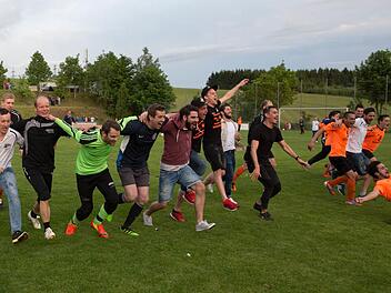 Nach 90 spannenden Minuten konnten Fußballer und Fans des ASV Kleintettau II den Aufstieg in die Kreisklasse bejubeln. Fotos: Heinrich Weiß