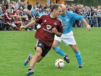 Vor prächtiger Kulisse mit knapp 400 Zuschauern tänzelte TSV-Oldie Bernd Eismann anfangs noch voller Elan den Nürnberger Ex-Profi Armin Störzenhofecker aus, doch nach 20 Minuten war das Aufmucken vorbei. Der Club machte ernst und lochte 17 Buden ein.  Fotos: Leo Hühnlein