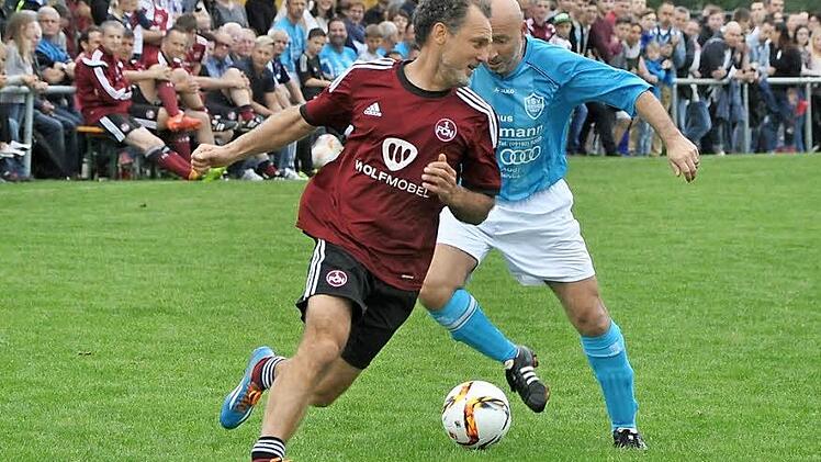 Vor prächtiger Kulisse mit knapp 400 Zuschauern tänzelte TSV-Oldie Bernd Eismann anfangs noch voller Elan den Nürnberger Ex-Profi Armin Störzenhofecker aus, doch nach 20 Minuten war das Aufmucken vorbei. Der Club machte ernst und lochte 17 Buden ein.  Fotos: Leo Hühnlein