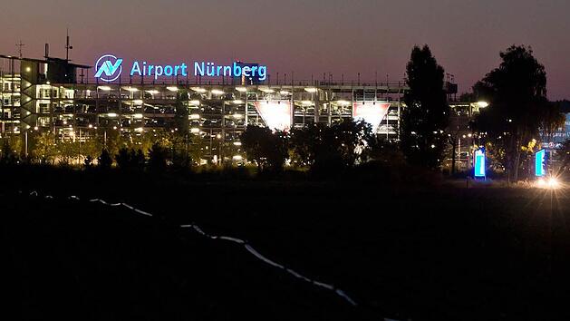 Alarm am Flughafen Nürnberg: Ein betrunkener 31-Jähriger hat am späten Mittwochabend Brandalarm aufgelöst. Foto: Daniel Karmann/dpa