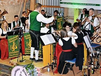Die Kelbachtaler Blasmusik Prächting unter der Leitung von Andreas Schatz begeisterte die zahlreichen Zuhörer bei ihrem zweiten Frühlingskonzert in der Musikscheune. Foto: Joachim Nüßlein