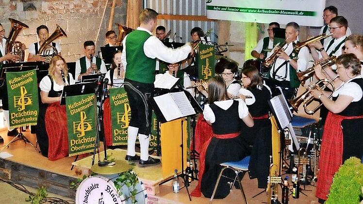 Die Kelbachtaler Blasmusik Prächting unter der Leitung von Andreas Schatz begeisterte die zahlreichen Zuhörer bei ihrem zweiten Frühlingskonzert in der Musikscheune. Foto: Joachim Nüßlein