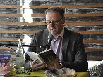 Das Spielbankrestaurant war für den Autor Vincent Rahder der entsprechende Ort um sein Erstlingswerk "Sommernacht in Kissingen" vorzustellen.  Foto: Peter Klopf