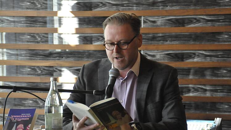 Das Spielbankrestaurant war für den Autor Vincent Rahder der entsprechende Ort um sein Erstlingswerk "Sommernacht in Kissingen" vorzustellen.  Foto: Peter Klopf