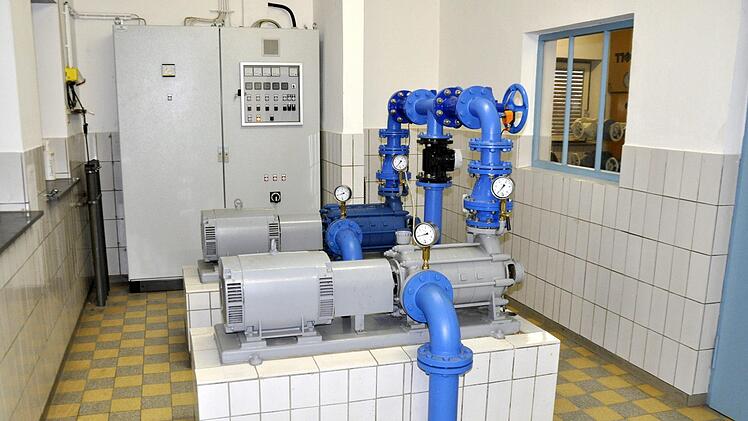 Die beiden Pumpen in der Wasseraufbereitungsanlage in Sonnefeld am Gelände des TSV. Dort wird der sogenannt "Vorlagebehälter" erneuert und eine zweite Kammer ausgebaut. Foto: Gemeinde Sonnefeld