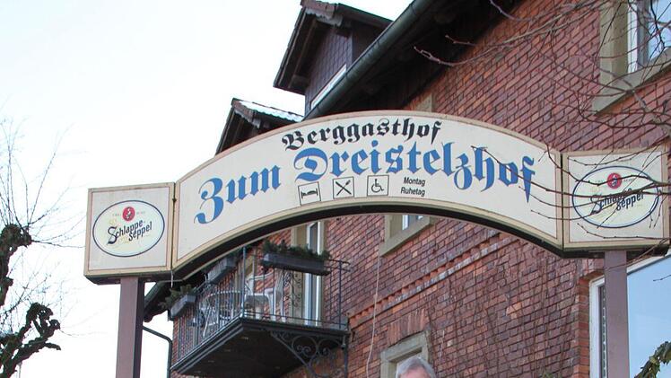 Margit und Hans-Josef Wehner schließen den Dreistelzhof. 44 Jahre lang standen sie in der Küche und hinter dem Tresen. Foto: Ulrike Müller